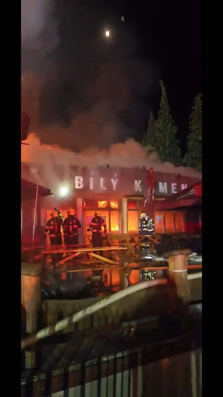 Požár restaurace Bílý kámen. Video: HZS