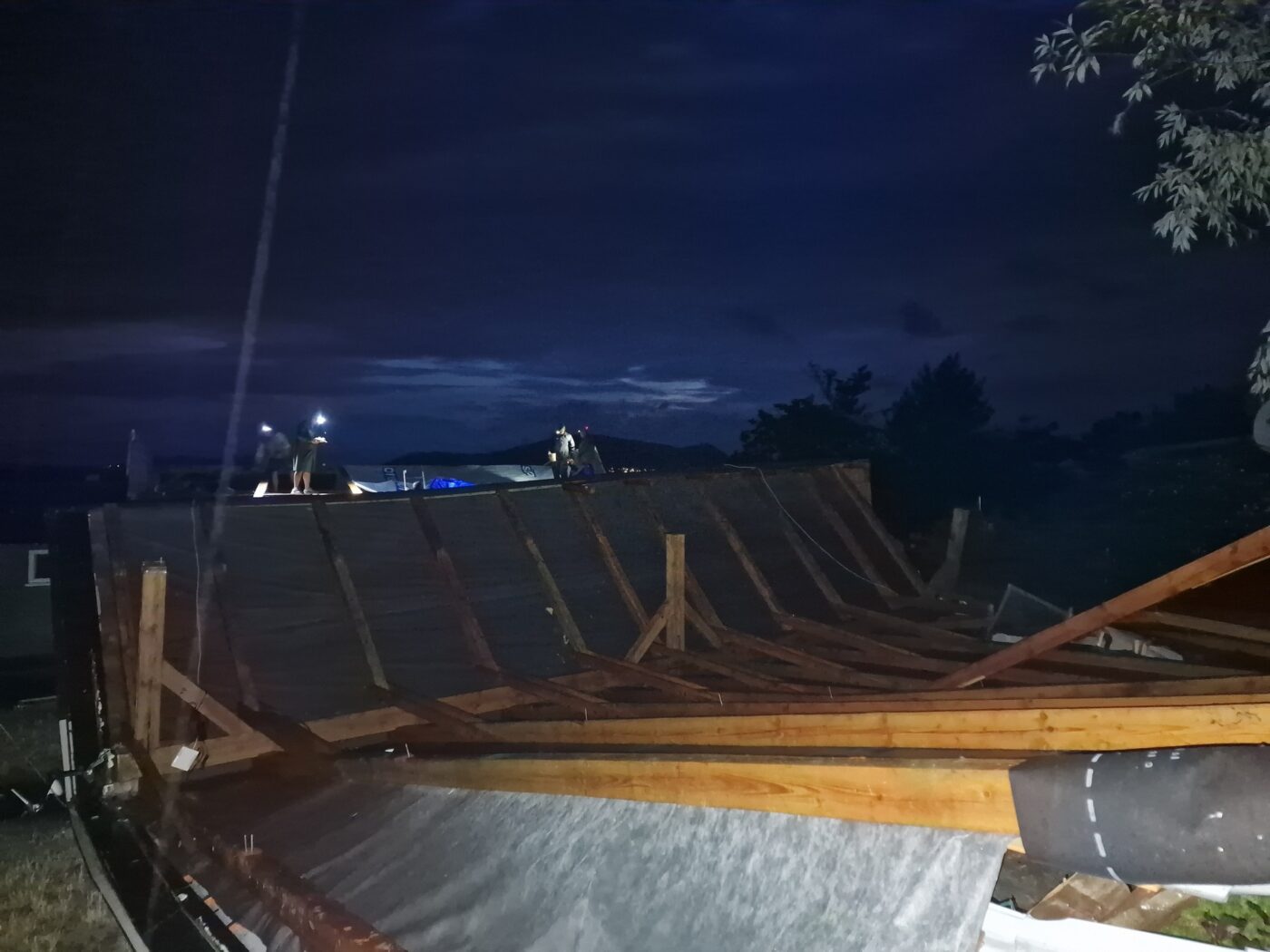 V kempu Mars u Nových Mlýnů strhl vichr střechu. Foto: Kemp Mars
