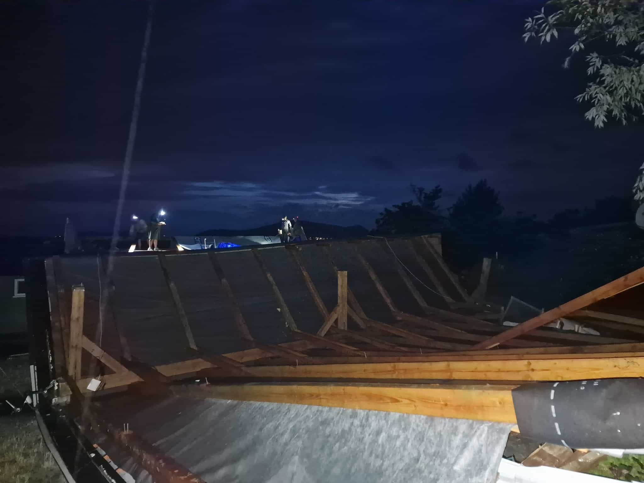 V kempu Mars u Nových Mlýnů strhl vichr střechu. Foto: Kemp Mars