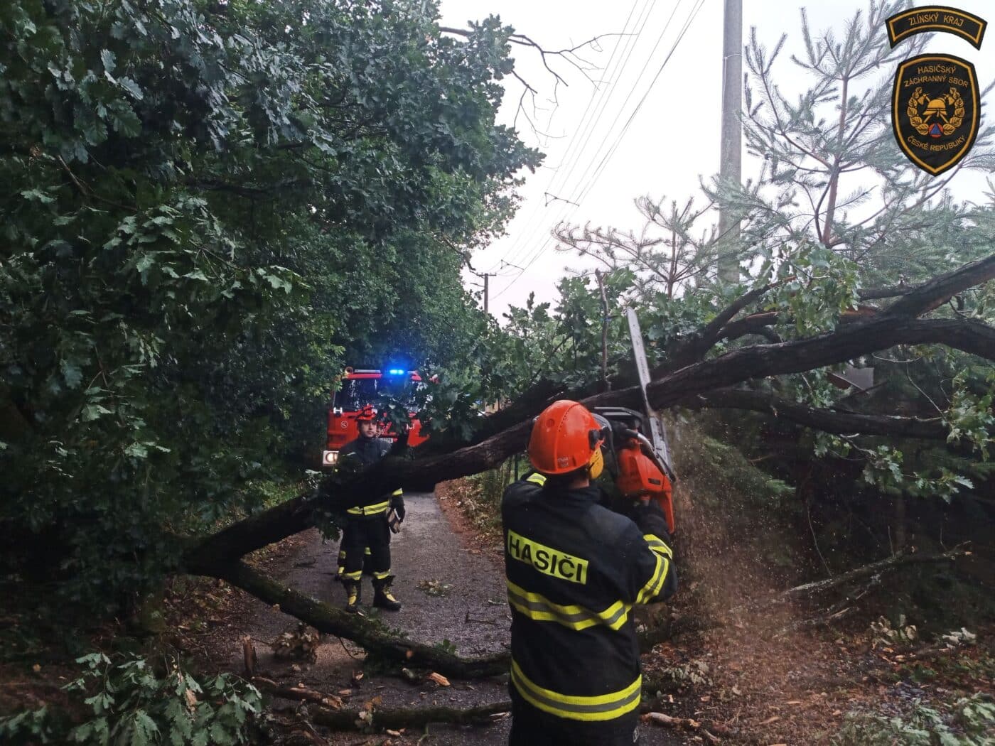Ještě v pondělí hasiči na Zlínsku odstraňují následky bouřek. Foto: HZS