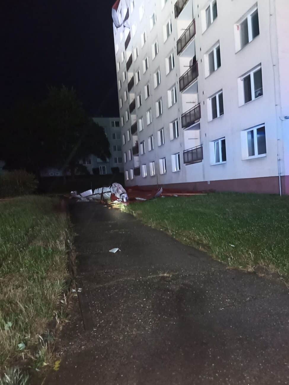 V Napajedlech vítr strhl střechu paneláku. Foto: HZS