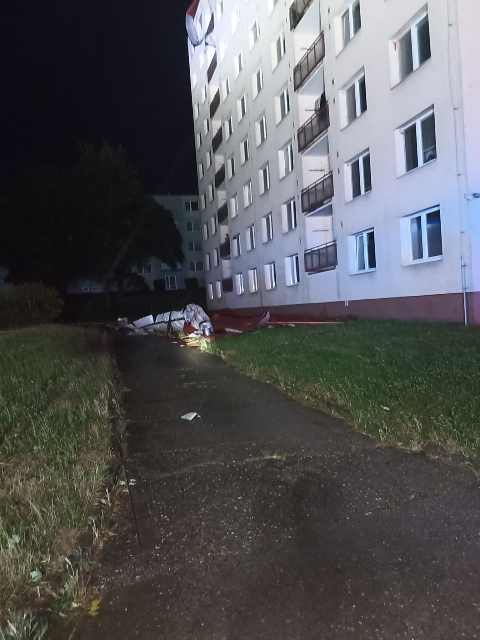 V Napajedlech vítr strhl střechu paneláku. Foto: HZS