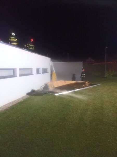 Silný vítr poškodil na Zlínsku několik střech. Foto: HZS