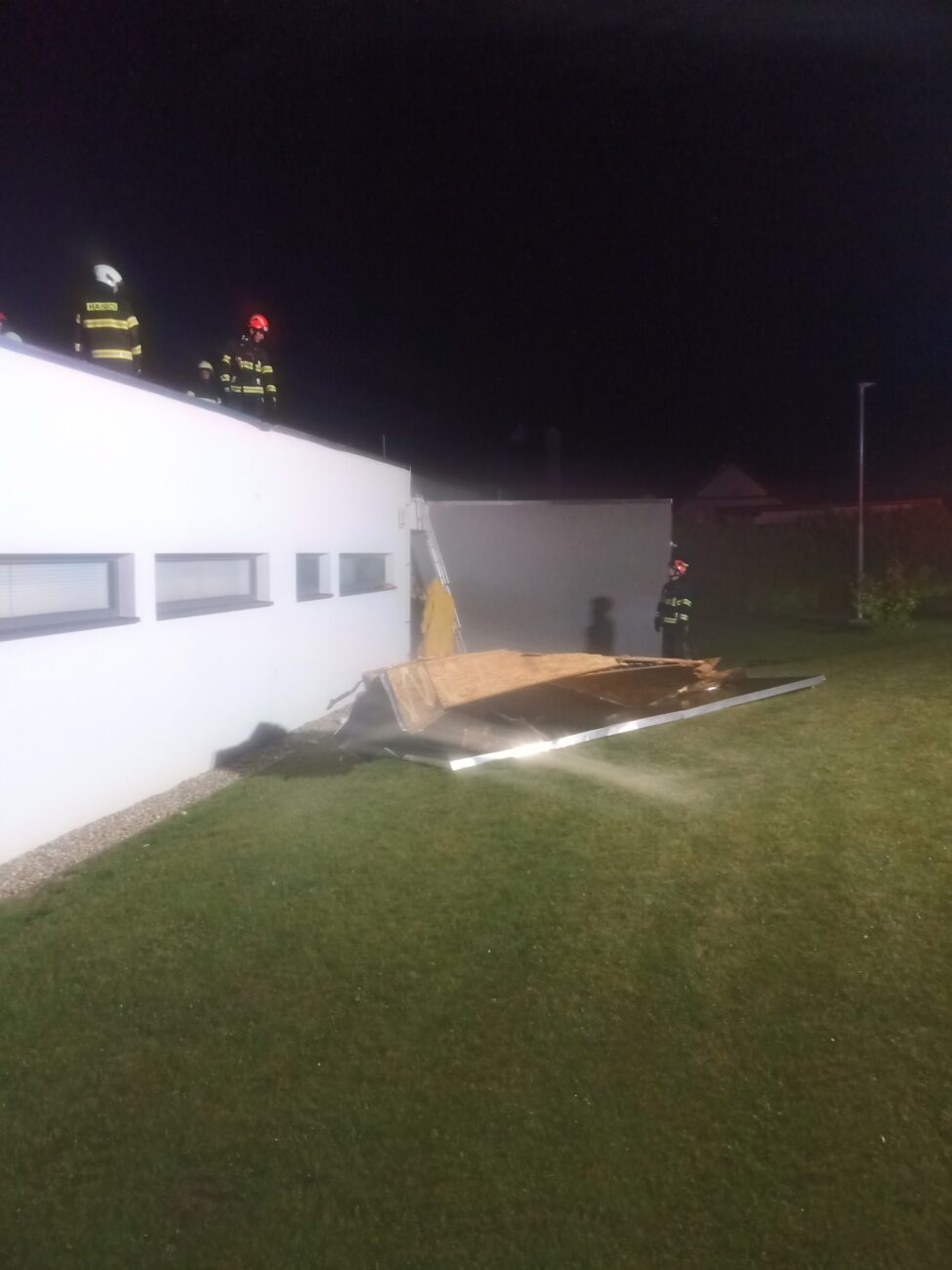 Silný vítr poškodil na Zlínsku několik střech. Foto: HZS