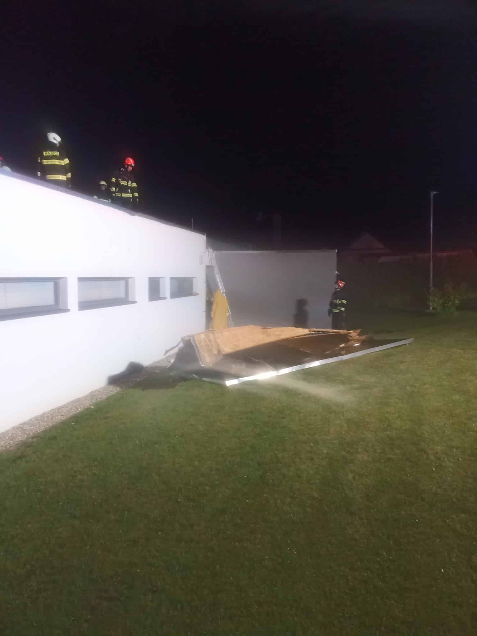 Silný vítr poškodil na Zlínsku několik střech. Foto: HZS