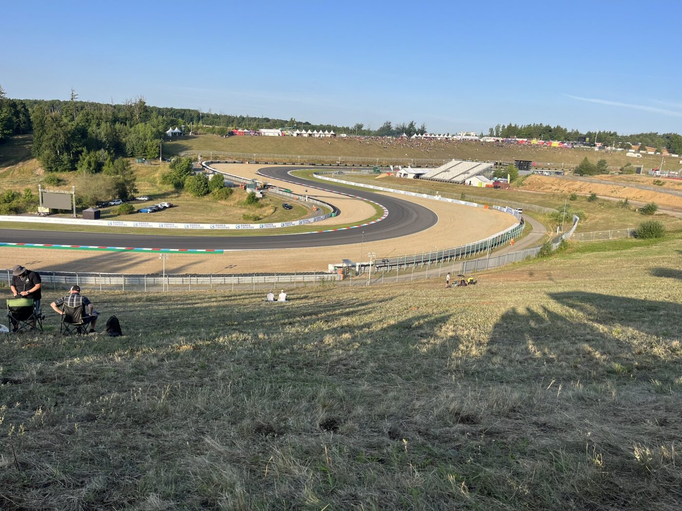 Z pohledu fanoušků, kteří od rána čekají na závody MotoGP. Foto: Michal Šimonek