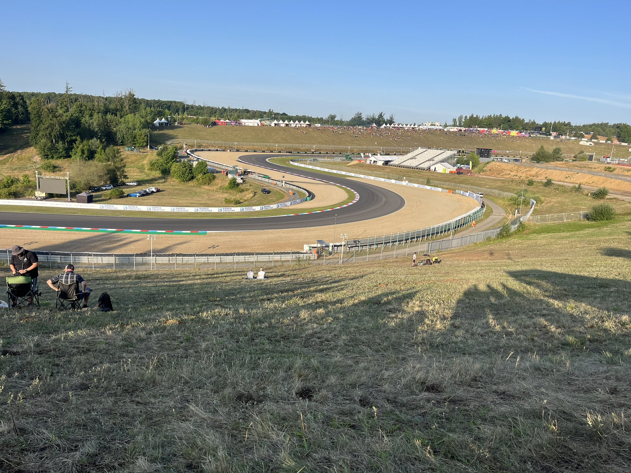 Z pohledu fanoušků, kteří od rána čekají na závody MotoGP. Foto: Michal Šimonek