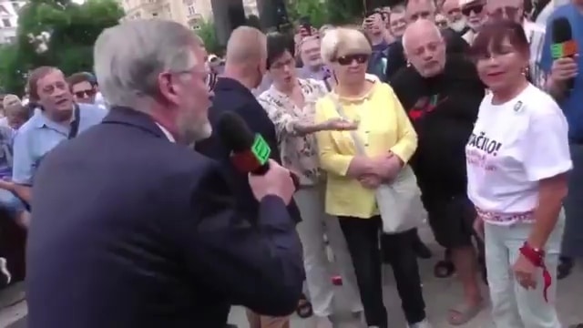 VIDEO: Premiér Fiala se hádá s voličkou v Brně kvůli Ukrajině.