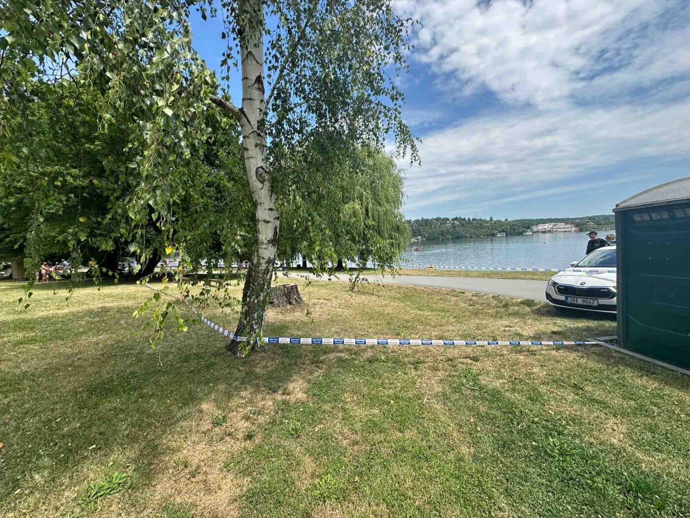 Policie evakuovala pláž u Brněnské přehrady.