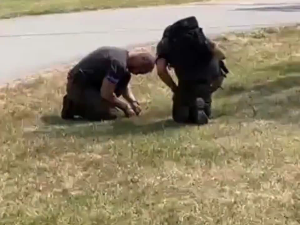 VIDEO: Pyrotechnik zajistil granát u Brněnské přehrady.