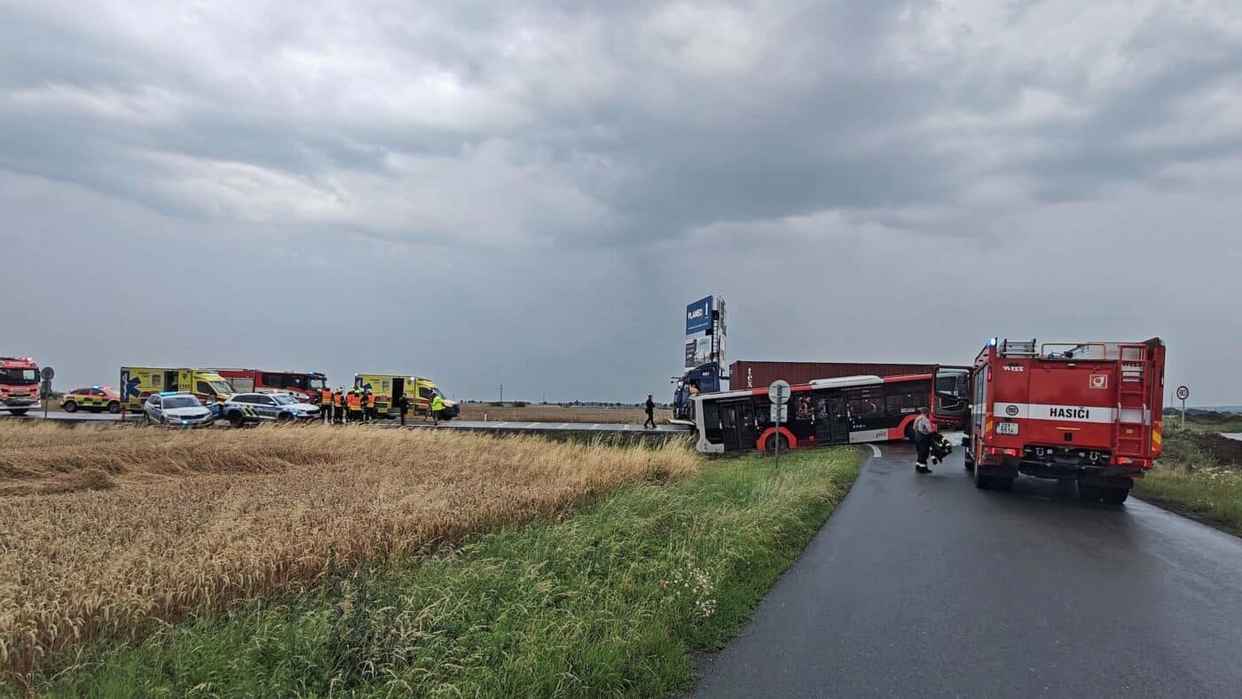 Nehoda autobusu a kamionu v Kolovratech. Foto: HZS