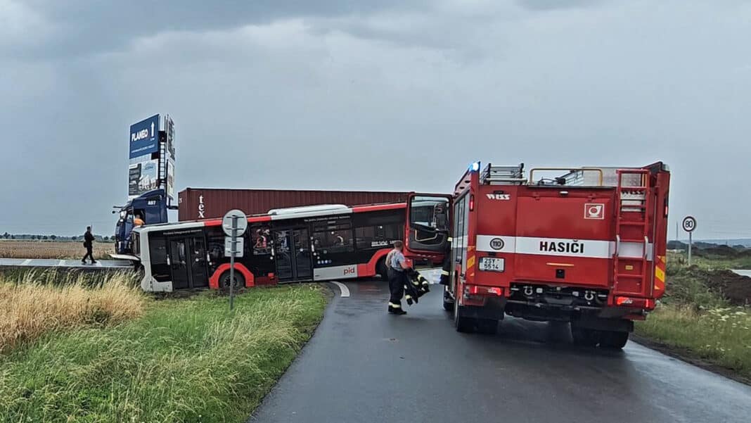 Nehoda autobusu a kamionu v Kolovratech. Foto: HZS