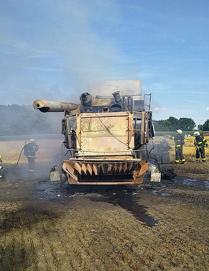 Požár kombajnu u obce Štěkře. Foto: HZS