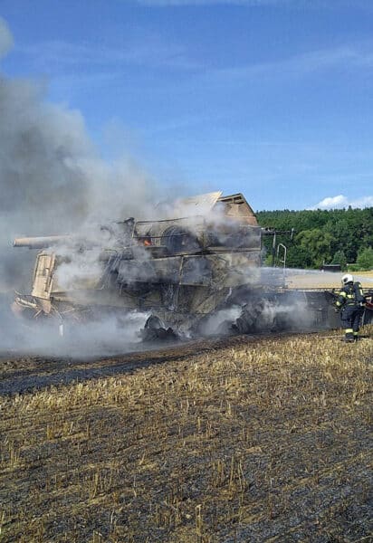 Požár kombajnu u obce Štěkře. Foto: HZS