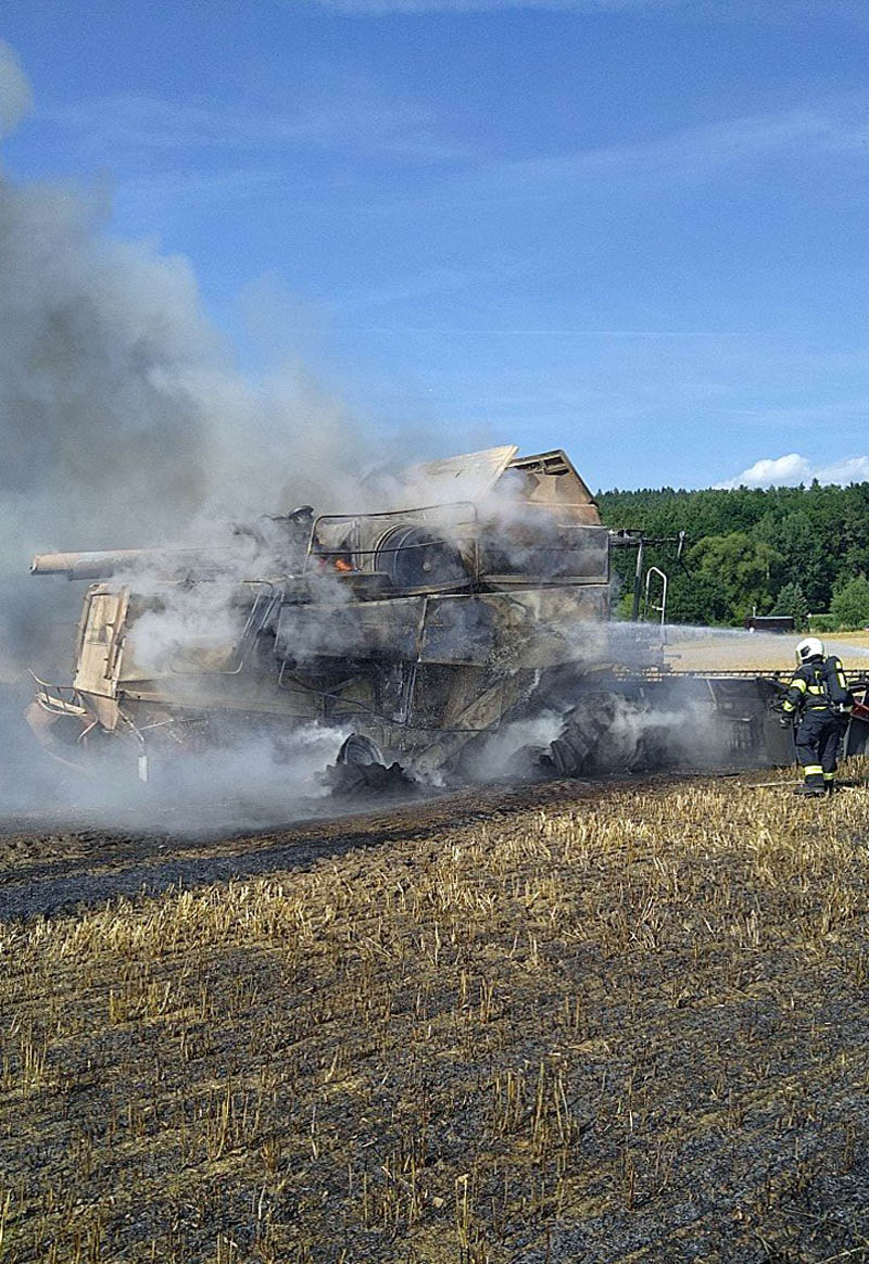 Požár kombajnu u obce Štěkře. Foto: HZS