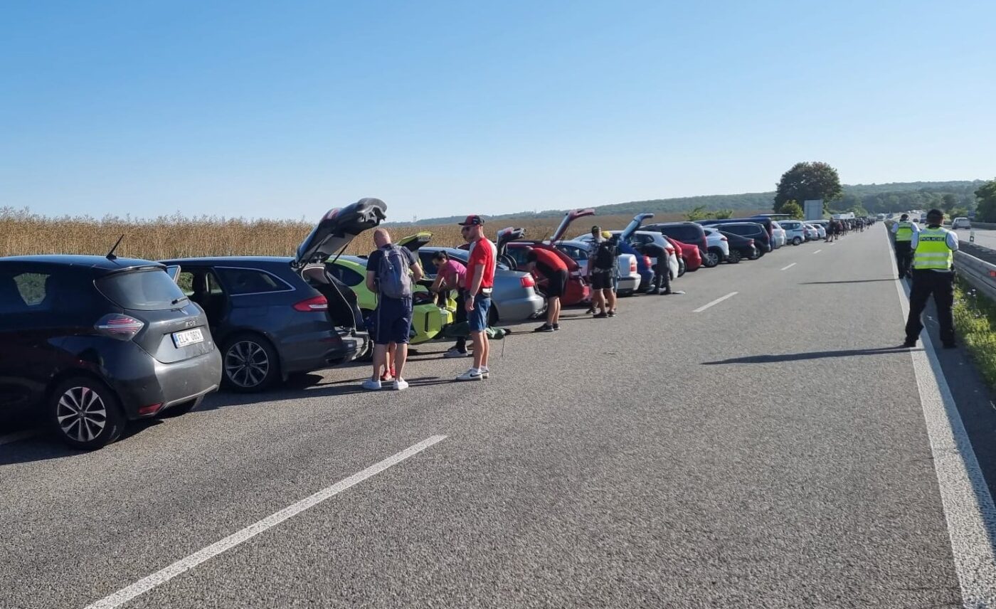 Tisíce fanoušků přijíždí na MotoGP v Brně. Zdroj: PČR