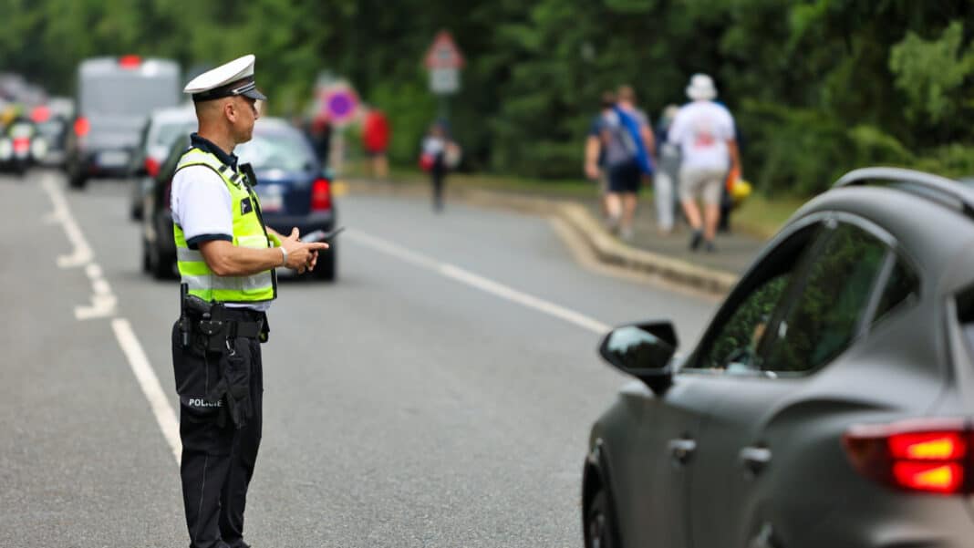 Policie varuje před dopravními komplikacemi na dálnici D1 v neděli večer.