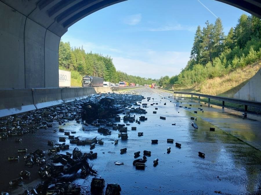 Na dálnici D1 u Humpolce se vysypaly plechovky. Foto. PČR