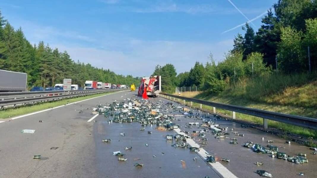 Na dálnici D1 u Humpolce se vysypaly plechovky. Foto. PČR