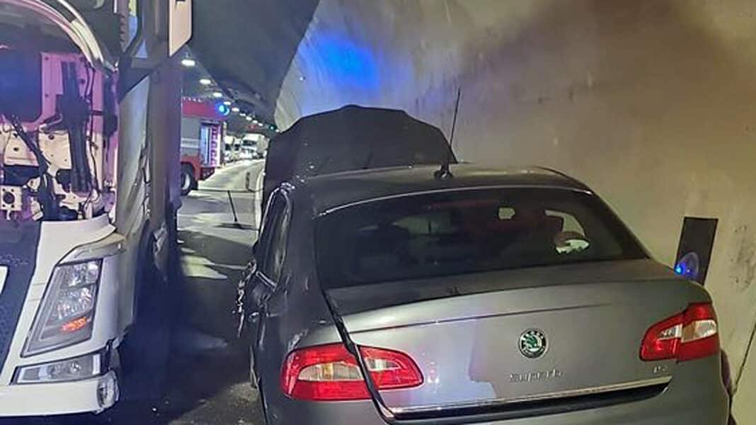 Nehoda v tunelu Panenská na dálnici D8.