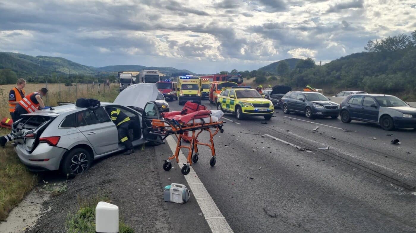 Nehoda na dálnici D5 u Loděnice. Foto: HZS