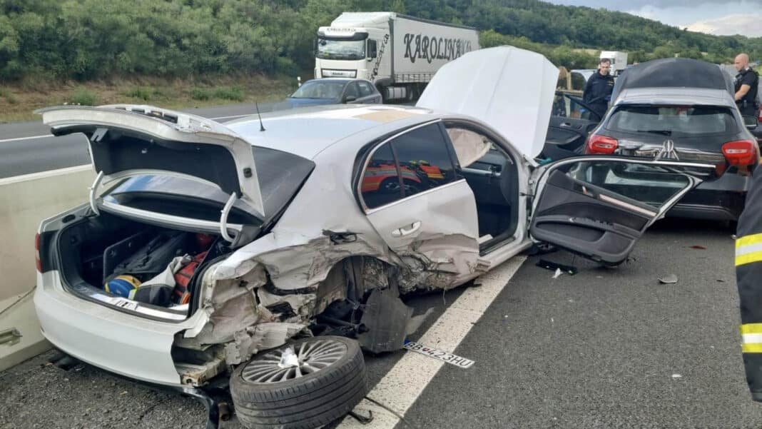 Nehoda na dálnici D5 u Loděnice. Foto: HZS