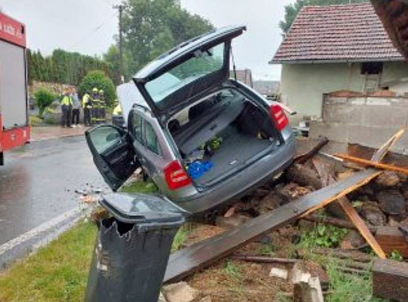 Řidič Octavie v Radimi narazil do betonové zdi. Foto: HZS