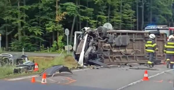 Tragická nehoda u Kohoutova. Řidič dodávky smetl Ford.