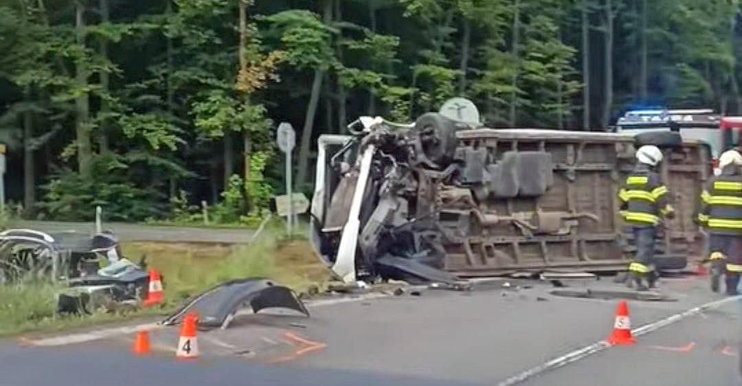 Tragická nehoda u Kohoutova. Řidič dodávky smetl Ford.