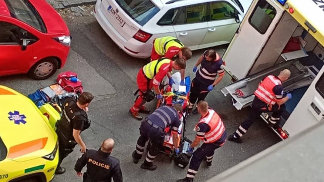Záchranáři zraněné dítě v Nymburce převezli sanitou k vrtulníku. Foto: čtenář