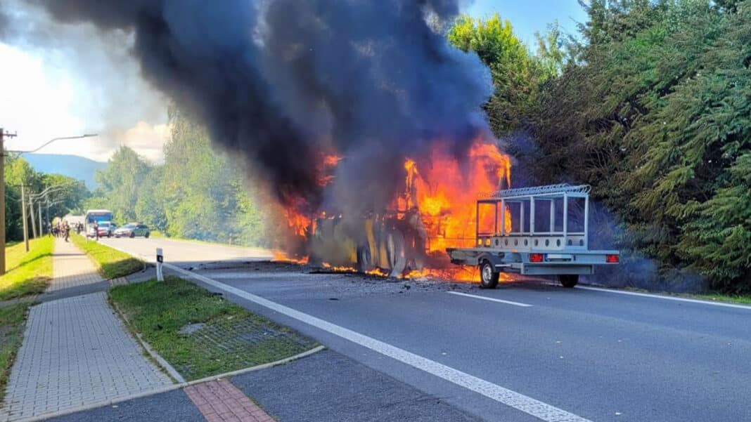 Požár autobusu v Ropici. Foto: HZS