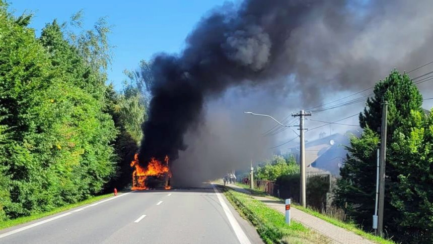 Požár autobusu v Ropici. Foto: HZS