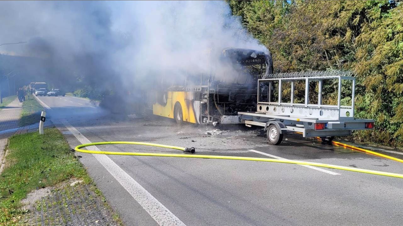 Požár autobusu v Ropici. Foto: HZS