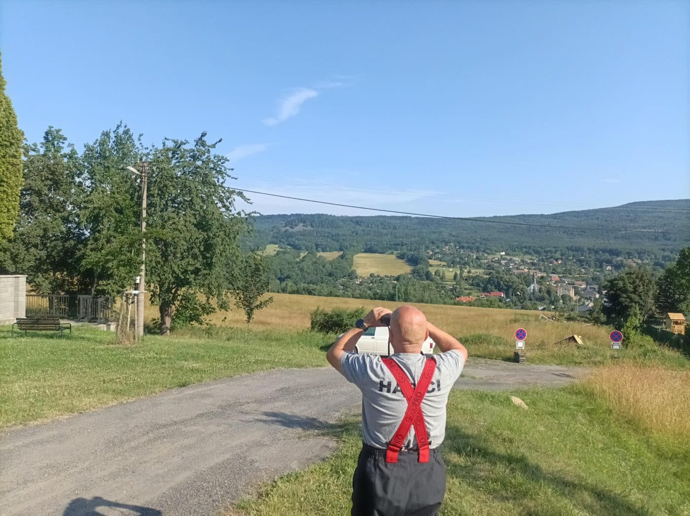 Hasiči v Jílovém sledují okolí, zda se nešíří požár.