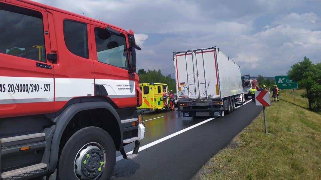 Nehoda na dálnici D6. Foto: HZS