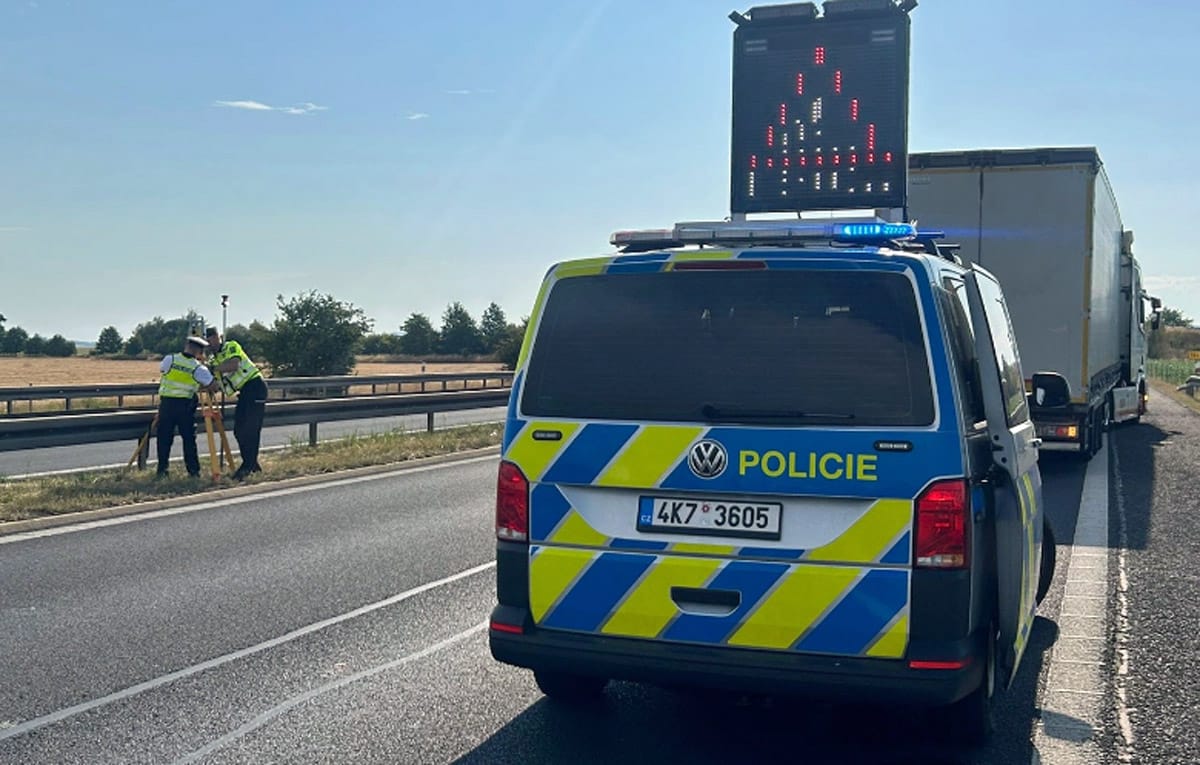 Kamion na D6 srazil řidiče, který měnil pneumatiku. Foto: PČR
