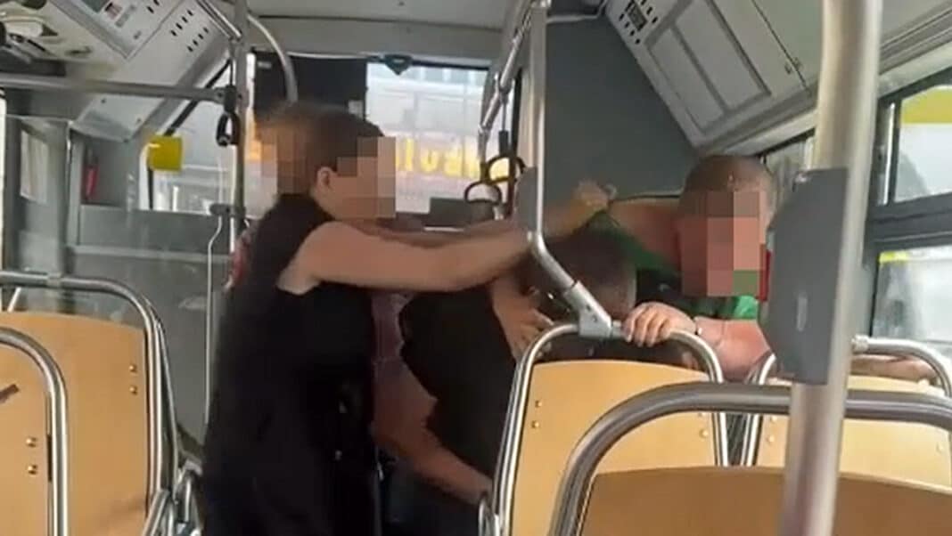 Rvačka v trolejbusu v Ostravě.