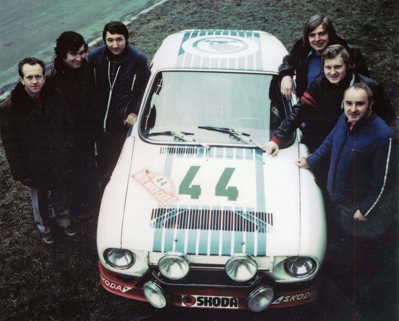 Tým značky ŠKODA na Rallye Monte Carlo 1977. Zleva Lubislav Hlávka, Jiří Kotek a Jiří Motal, vpravo od vozu jezdci Milan Zapadlo, Svatopluk Kvaizar a Václav Blahna. Foto: Škoda