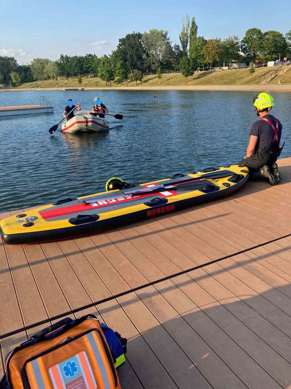 V jezeru Benedikt v Mostě se utopil muž. Foto: ZZS