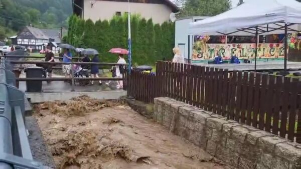 VIDEO: Klidný potok se změnil v dravou řeku. Kryštofovým údolím se valí voda, řidiče vyprošťují hasiči