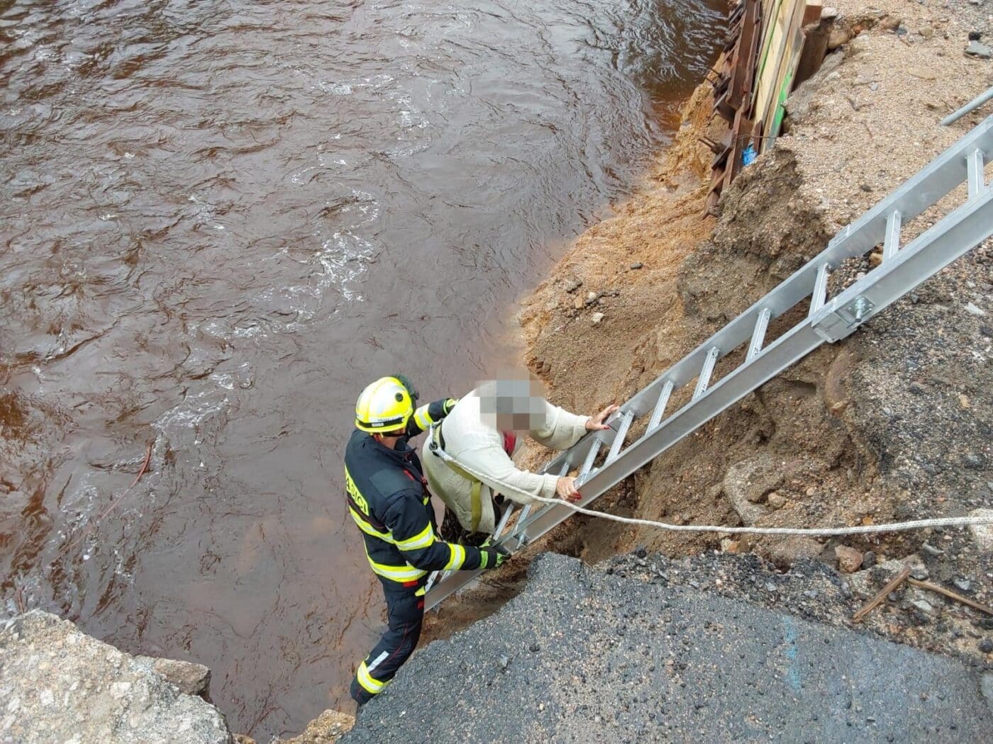 Záchrana ženy z břehu řeky v Hejnicích. Foto: HZS
