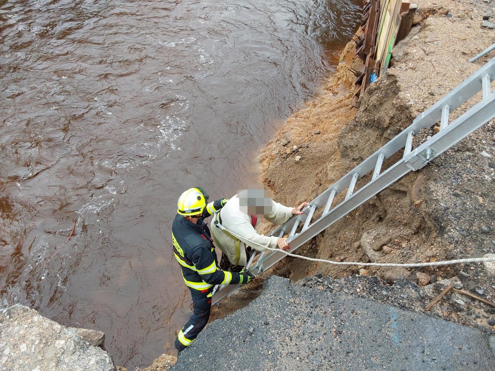 Záchrana ženy z břehu řeky v Hejnicích. Foto: HZS