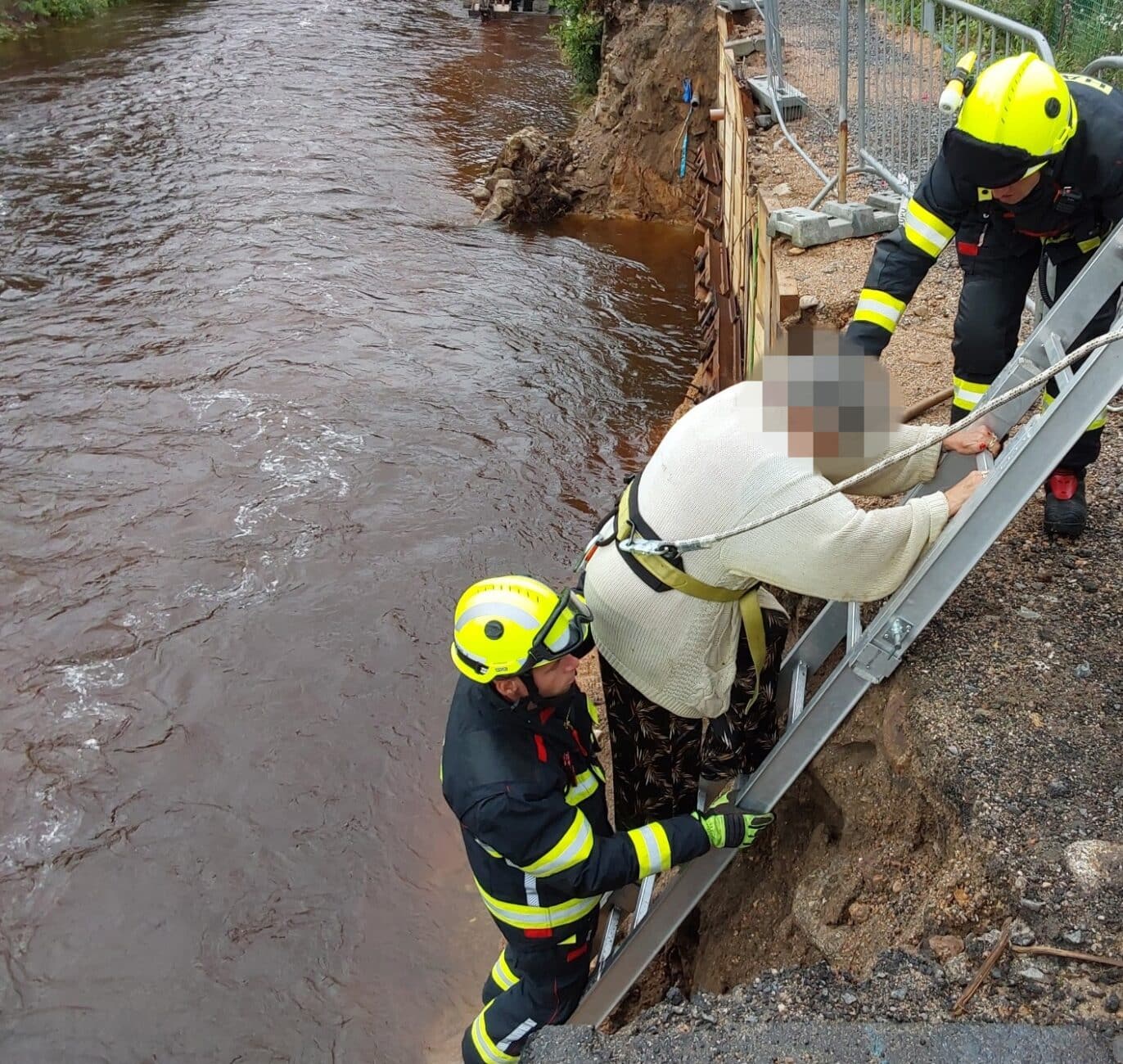 Záchrana ženy z břehu řeky v Hejnicích. Foto: HZS