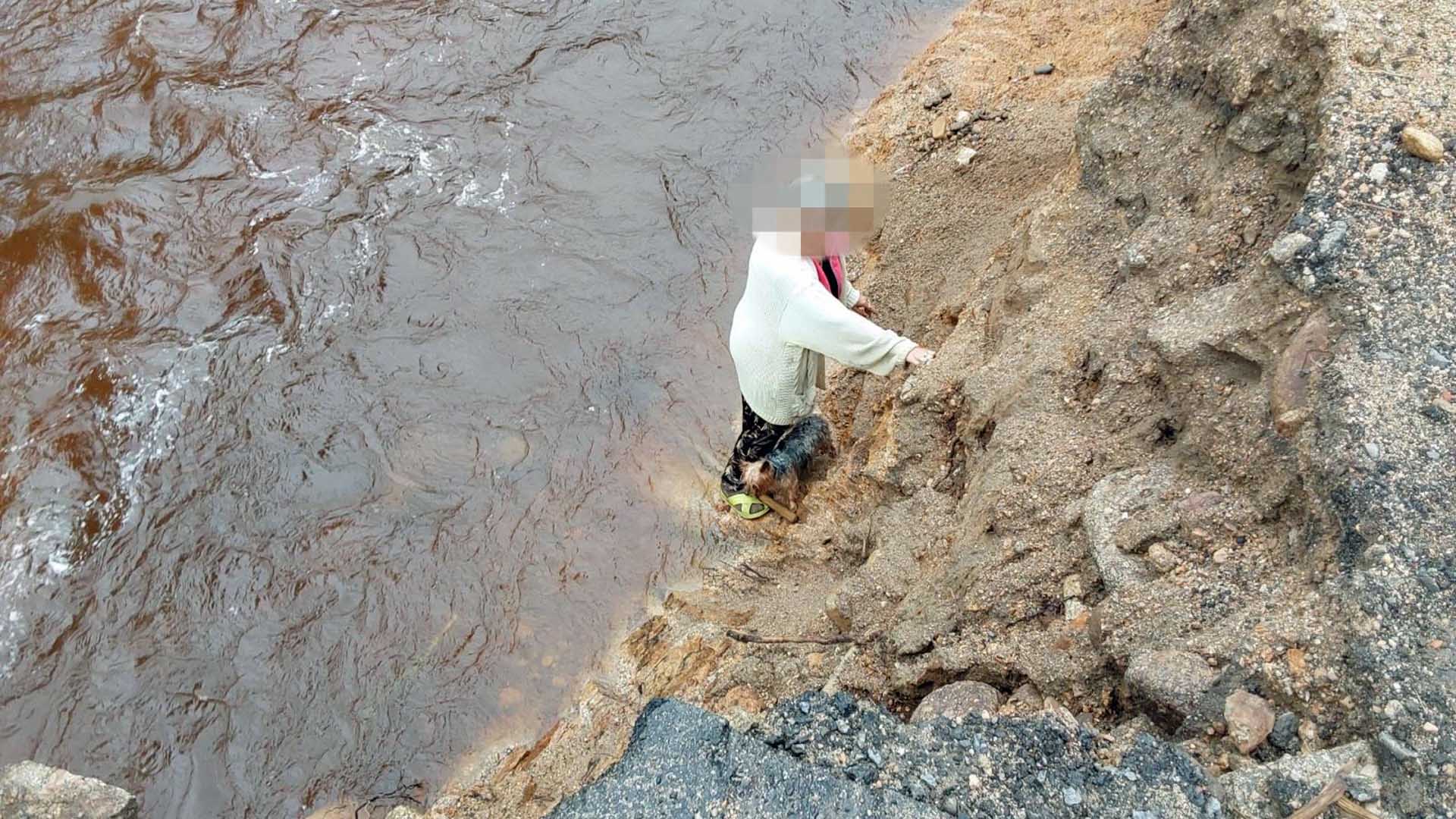Záchrana ženy z břehu řeky v Hejnicích. Foto: HZS
