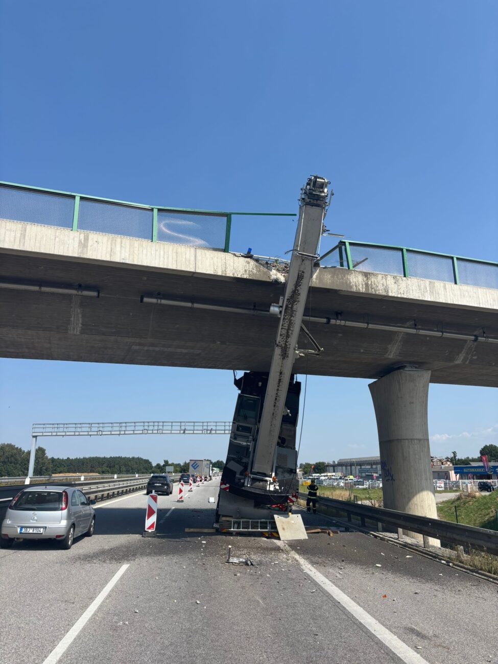 Nehoda jeřábu na D3 ve Veselí nad Lužnicí. Foto: HZS