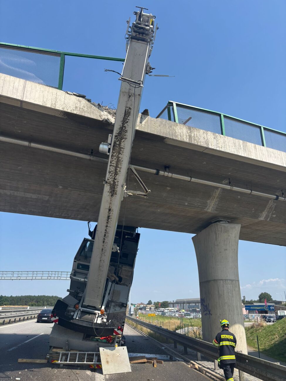 Nehoda jeřábu na D3 ve Veselí nad Lužnicí. Foto: HZS