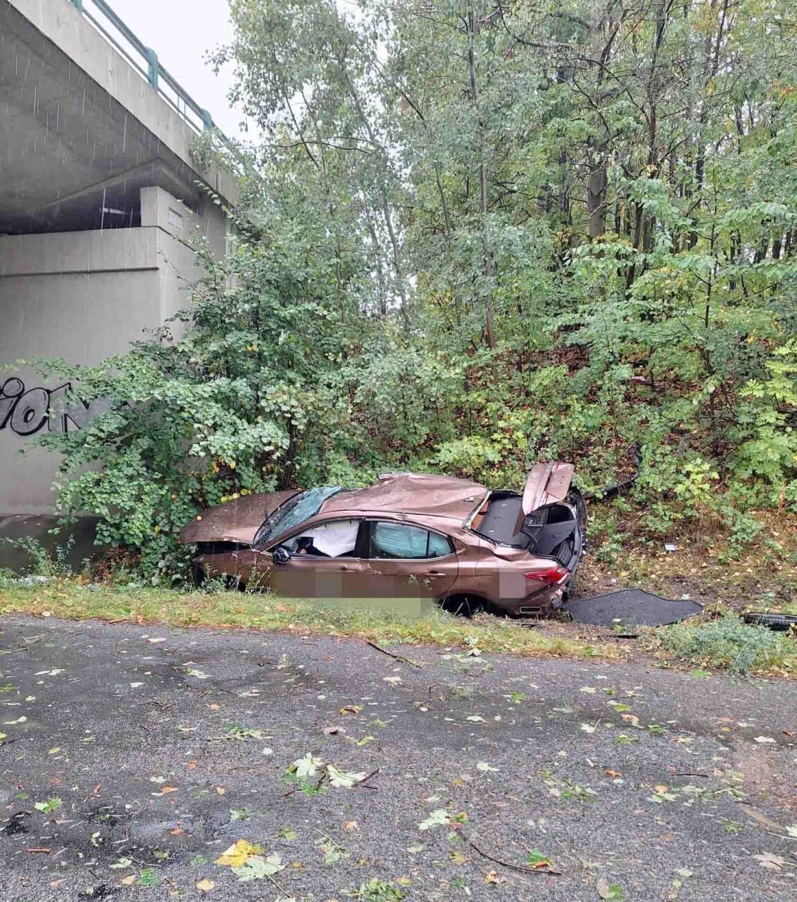 Auto vyletělo z dálnice D7 na silnici pod ní. Foto: HZS