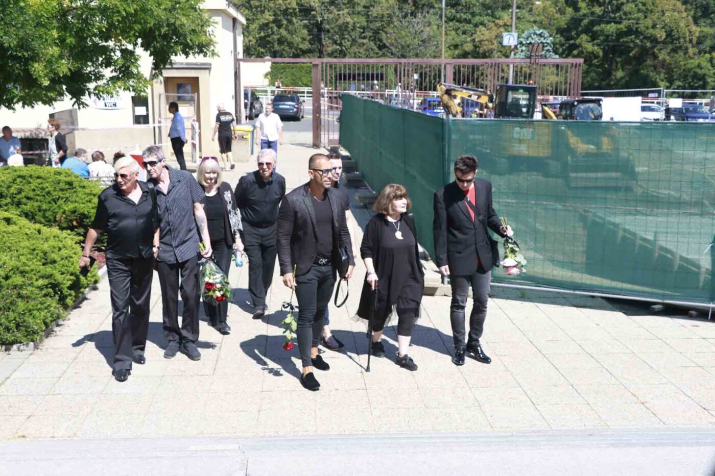Smuteční hosté přicházejí na pohřeb Jiřího Krampola. Foto: Nextfoto
