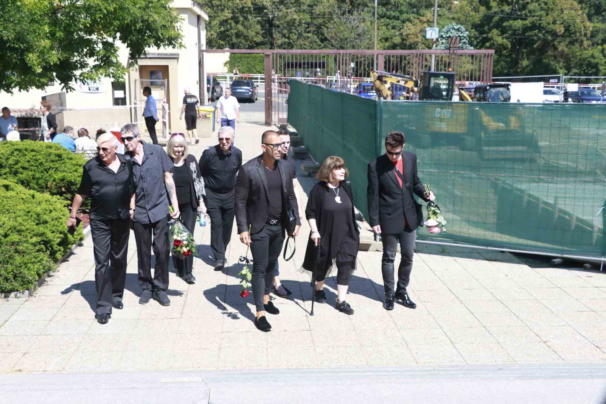 Smuteční hosté přicházejí na pohřeb Jiřího Krampola. Foto: Nextfoto