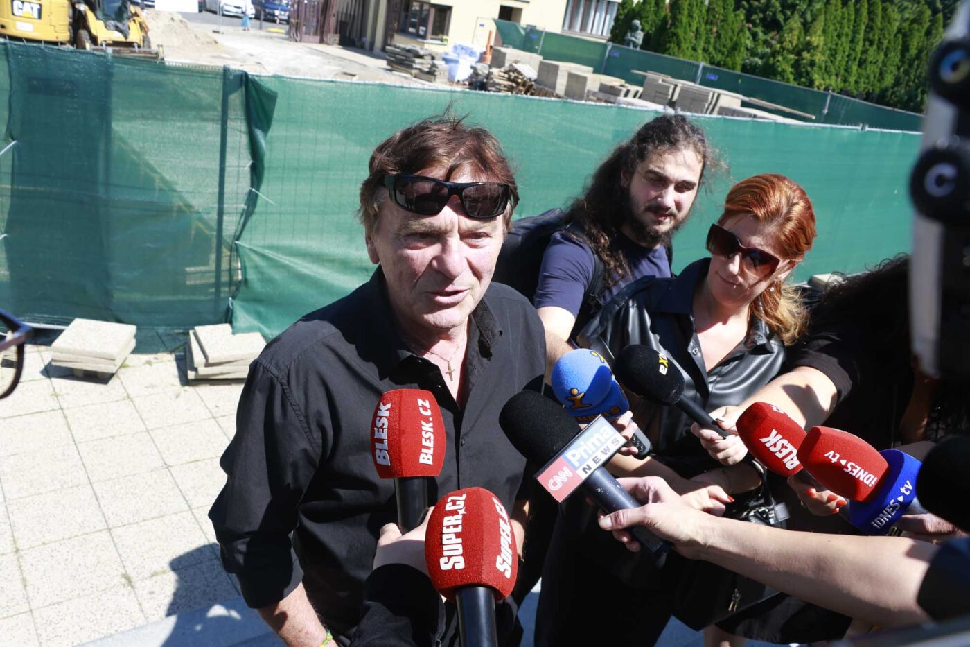 Mezi smutečními hosty byl herec Pavel Trávníček se svojí ženou. Foto: Nextfoto